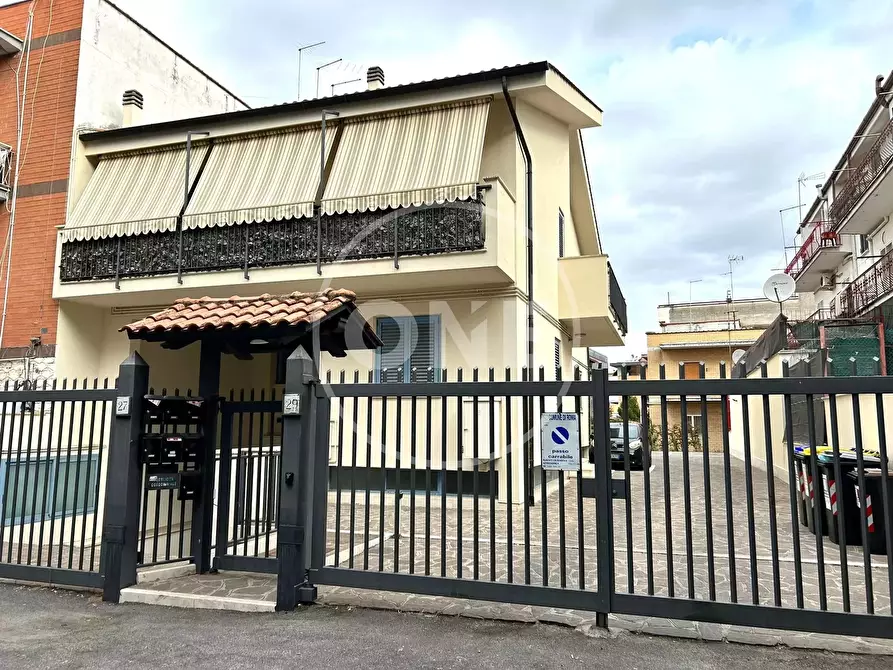 Casa trifamiliare in vendita in Via Simone Ghini 29 a Roma