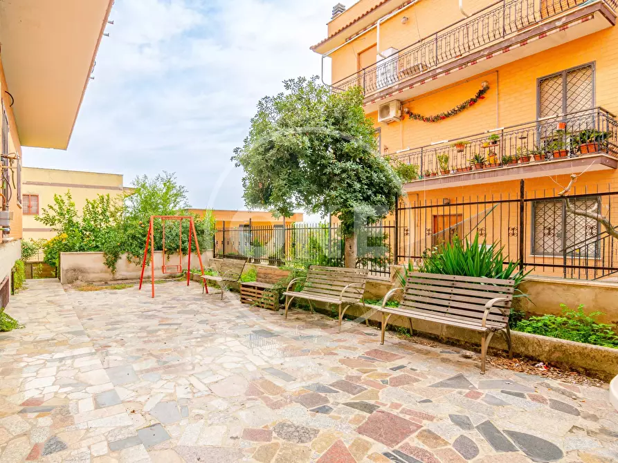 Casa trifamiliare in vendita in Via Ispica 52 a Roma