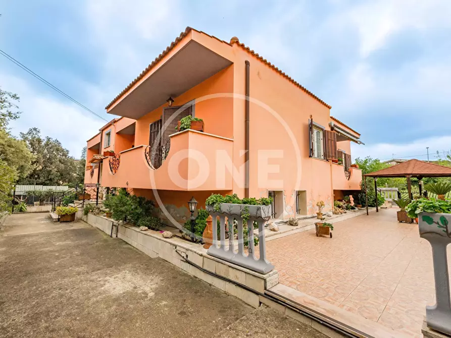 Casa trifamiliare in vendita in Via Sinnai 43 a Roma