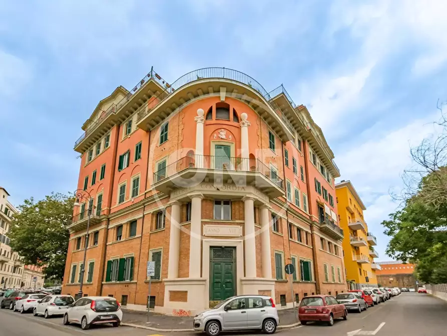 Casa trifamiliare in vendita in Piazza Confienza a Roma