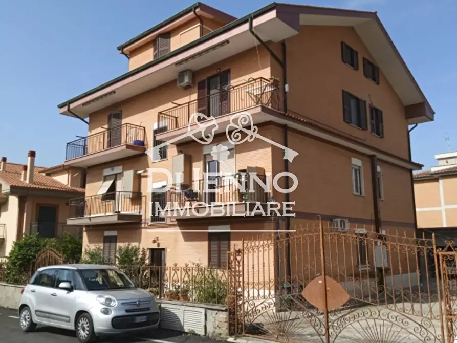 Casa trifamiliare in vendita in Via Vittorio Alfieri a Guidonia Montecelio