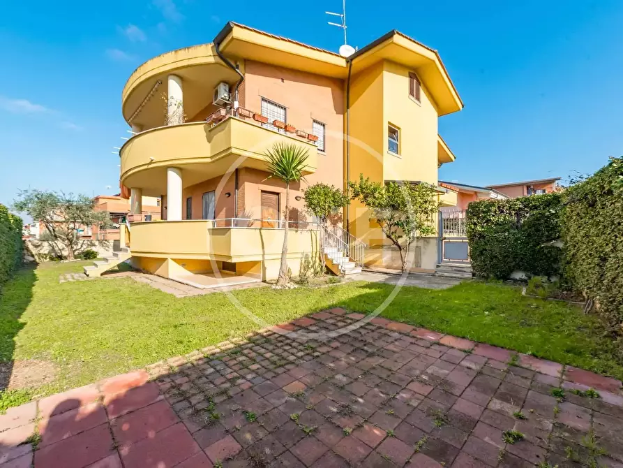 Casa trifamiliare in vendita in Via Fontecchio 25 a Roma
