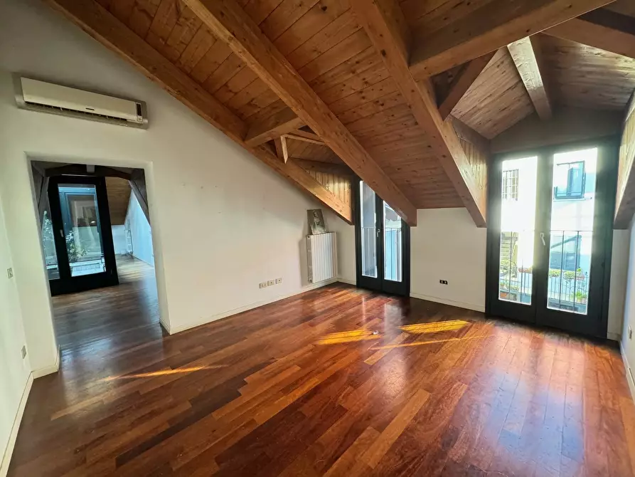 Casa trifamiliare in affitto in Corso Italia a Milano