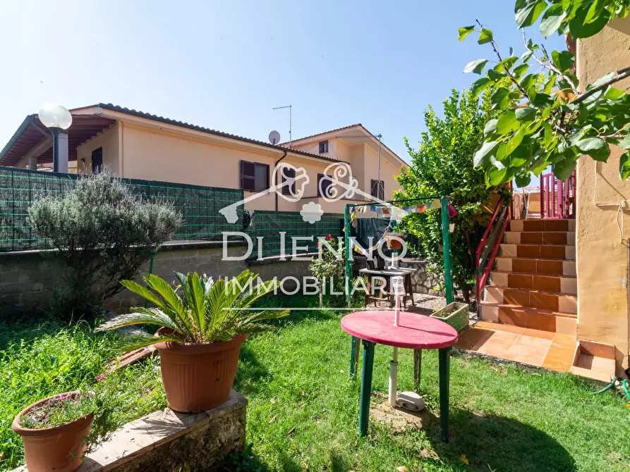 Immagine 13 di Casa trifamiliare in vendita  in Via Siziano a Roma