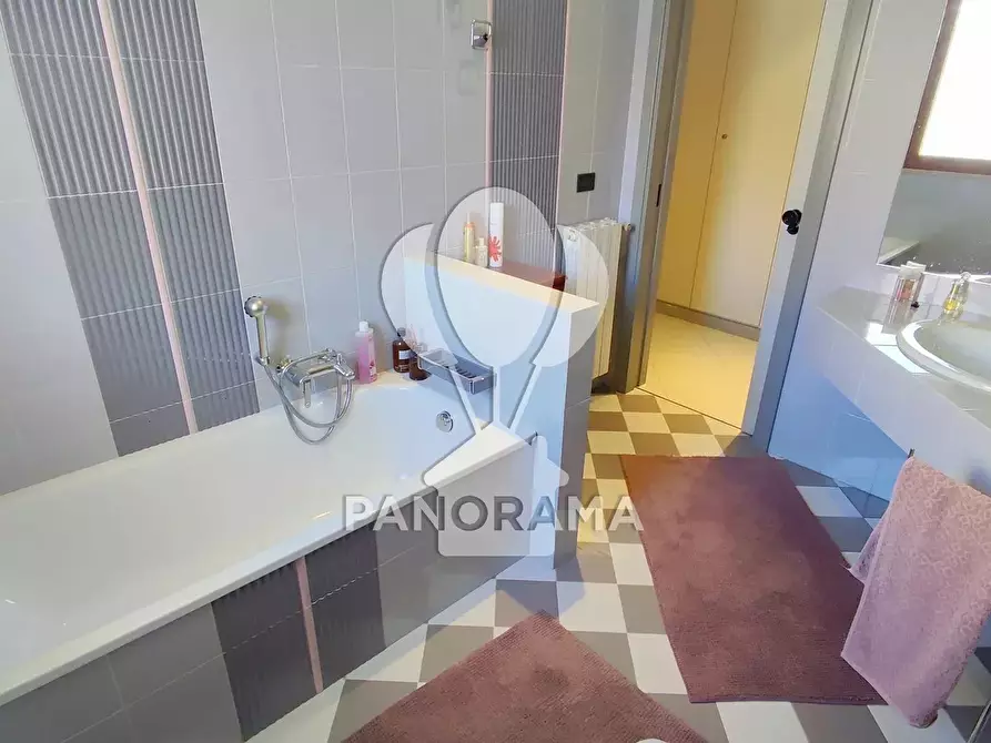 Immagine 9 di Casa trifamiliare in vendita  in Via Florio a Alcamo