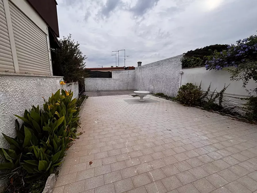 Immagine 4 di Casa trifamiliare in vendita  in Via delle Cinque Miglia a Anzio