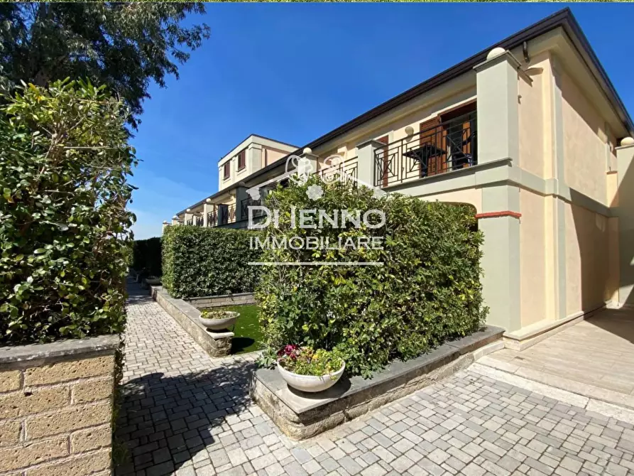 Immagine 17 di Casa trifamiliare in vendita  in Via di Marco Simone, 80 a Guidonia Montecelio