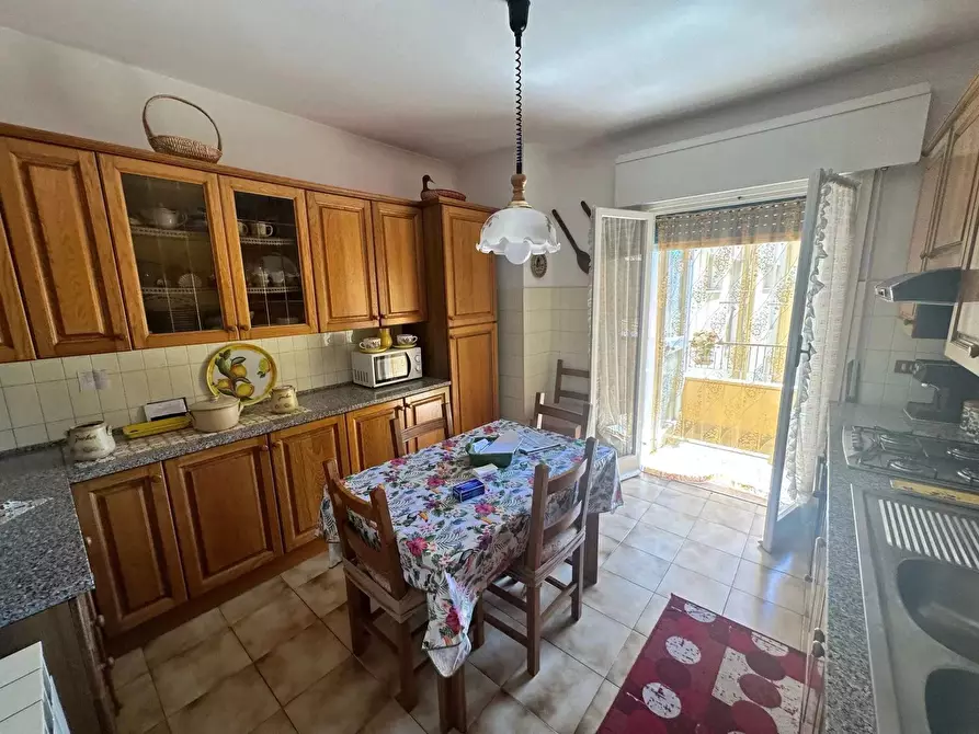 Immagine 1 di Casa trifamiliare in affitto  in Via Ruffini, 11 a Ventimiglia