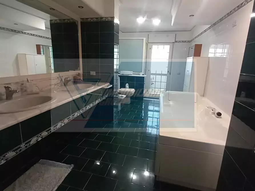 Immagine 10 di Casa trifamiliare in vendita  in Via Cassaro, 11 a Siracusa