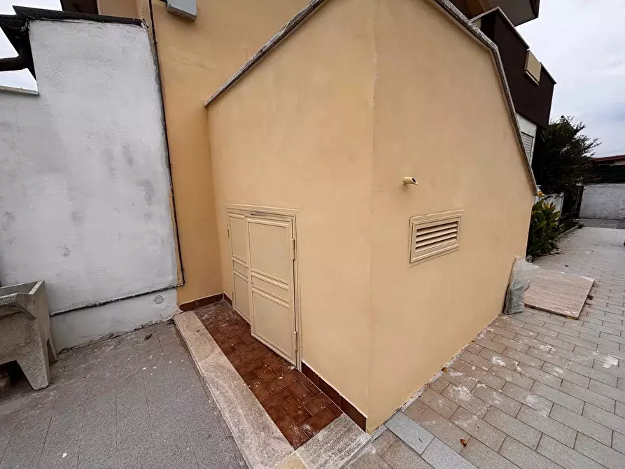 Immagine 6 di Casa trifamiliare in vendita  in Via delle Cinque Miglia a Anzio