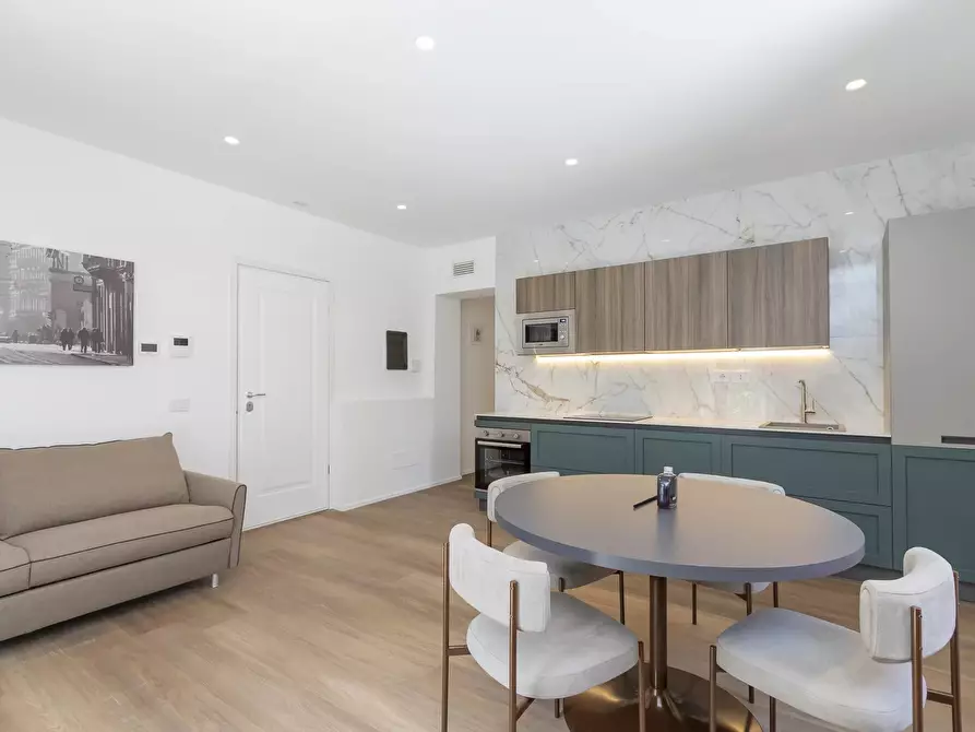 Immagine 1 di Casa trifamiliare in affitto  a Milano