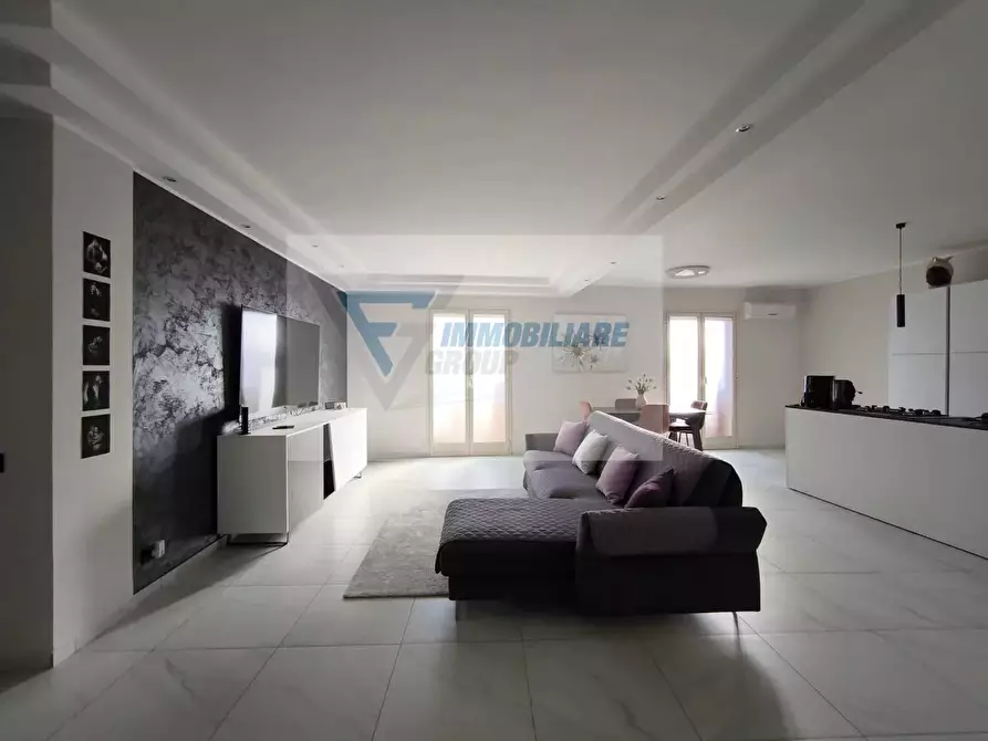 Immagine 3 di Casa trifamiliare in vendita  in Via Ippolito Nievo a Siracusa