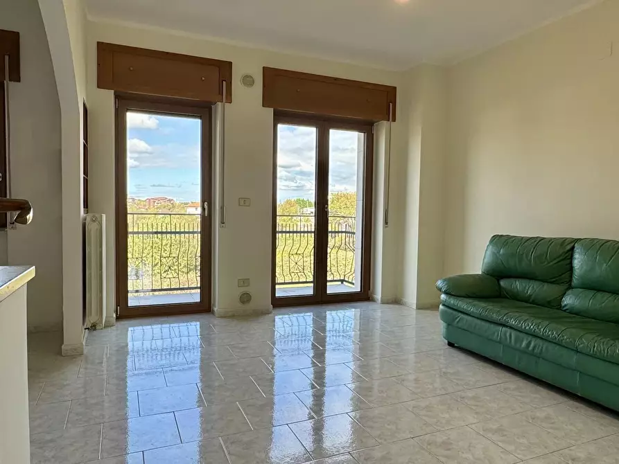 Immagine 2 di Casa trifamiliare in affitto  in Via Parisi a Bianchi