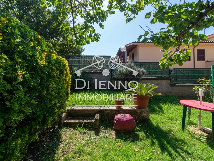 Immagine 14 di Casa trifamiliare in vendita  in Via Siziano a Roma