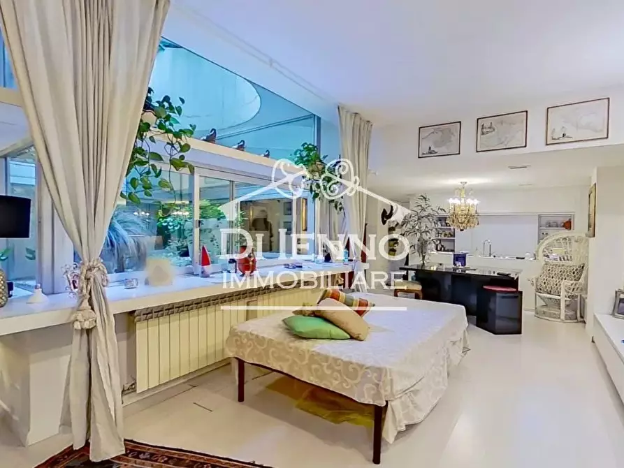 Immagine 8 di Casa trifamiliare in vendita  in Via dei Colli della Farnesina a Roma