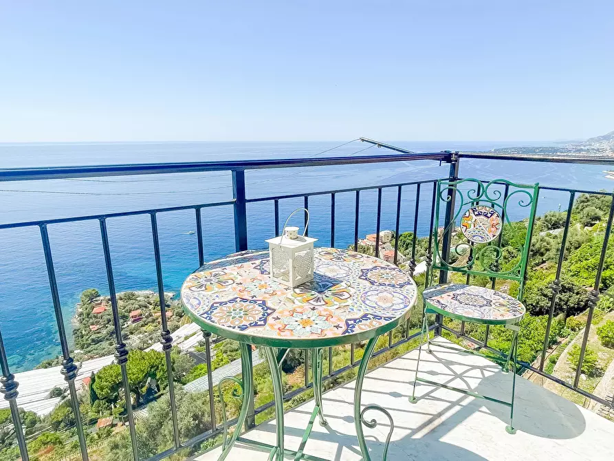 Immagine 1 di Casa trifamiliare in vendita  in Via della Pace, 33 a Ventimiglia