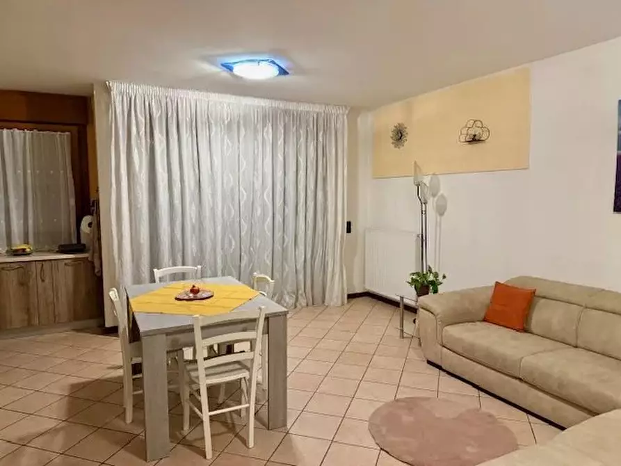 Immagine 1 di Casa trifamiliare in vendita  a Refrontolo