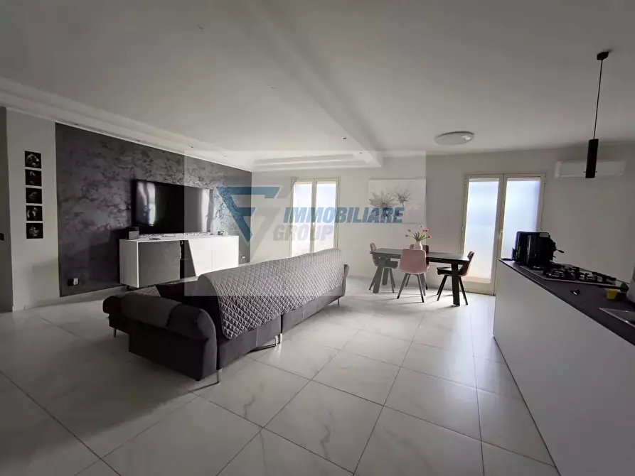 Immagine 7 di Casa trifamiliare in vendita  in Via Ippolito Nievo a Siracusa