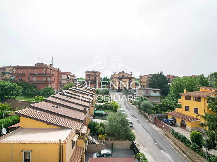 Immagine 14 di Casa trifamiliare in vendita  in Via Castenedolo a Roma