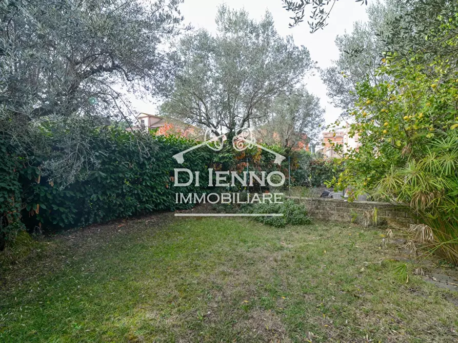 Immagine 1 di Casa trifamiliare in vendita  in Via Riserva del Bagno, 10 a Roma