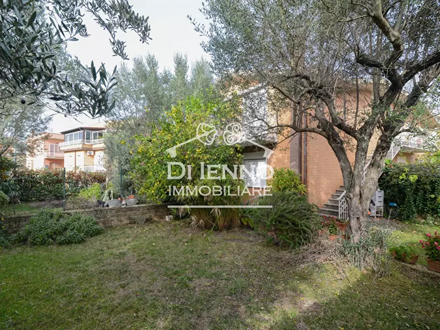 Immagine 2 di Casa trifamiliare in vendita  in Via Riserva del Bagno, 10 a Roma