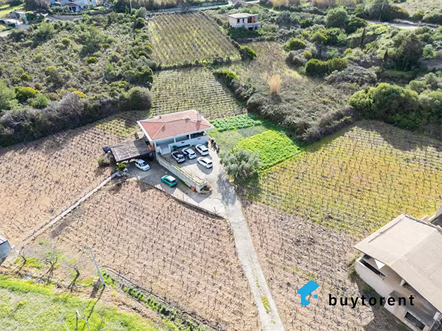 Immagine 3 di Casa trifamiliare in vendita  in Strada Comunale Magomadas - Turas a Birori