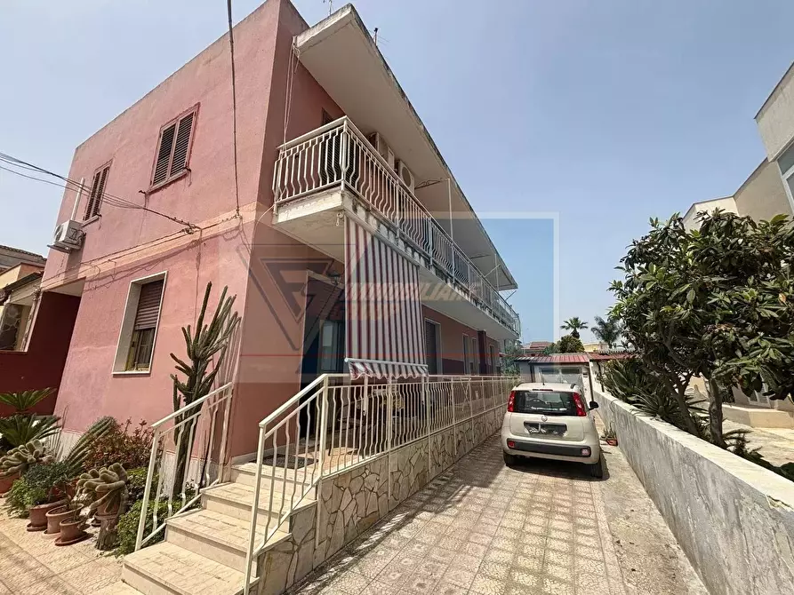 Immagine 1 di Casa trifamiliare in vendita  in Via Barrafranca a Siracusa
