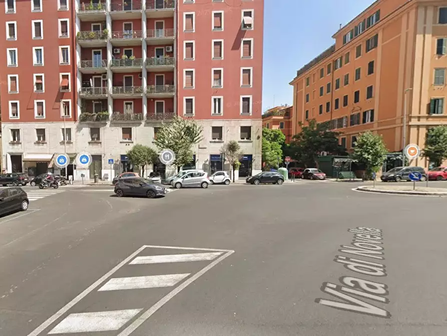Immagine 3 di Casa trifamiliare in vendita  in Piazza Acilia a Roma