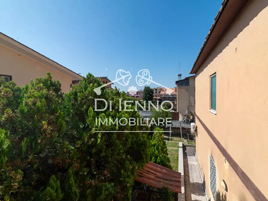 Immagine 10 di Casa trifamiliare in vendita  in Via Siziano a Roma