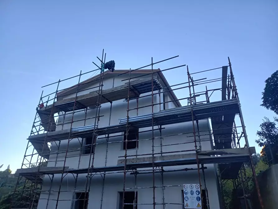 Immagine 1 di Casa trifamiliare in vendita  in Via Comorga Rivarola a Carasco