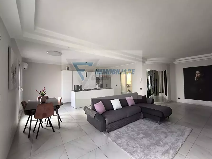 Immagine 2 di Casa trifamiliare in vendita  in Via Ippolito Nievo a Siracusa