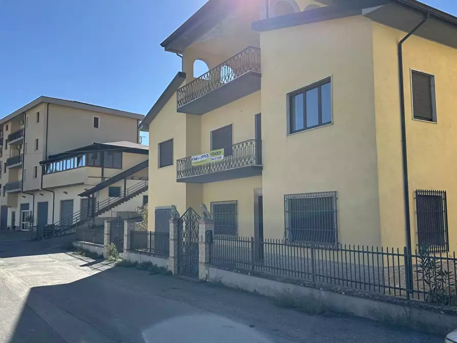 Immagine 2 di Casa trifamiliare in vendita  in Viale della Repubblica, 34 a Altomonte