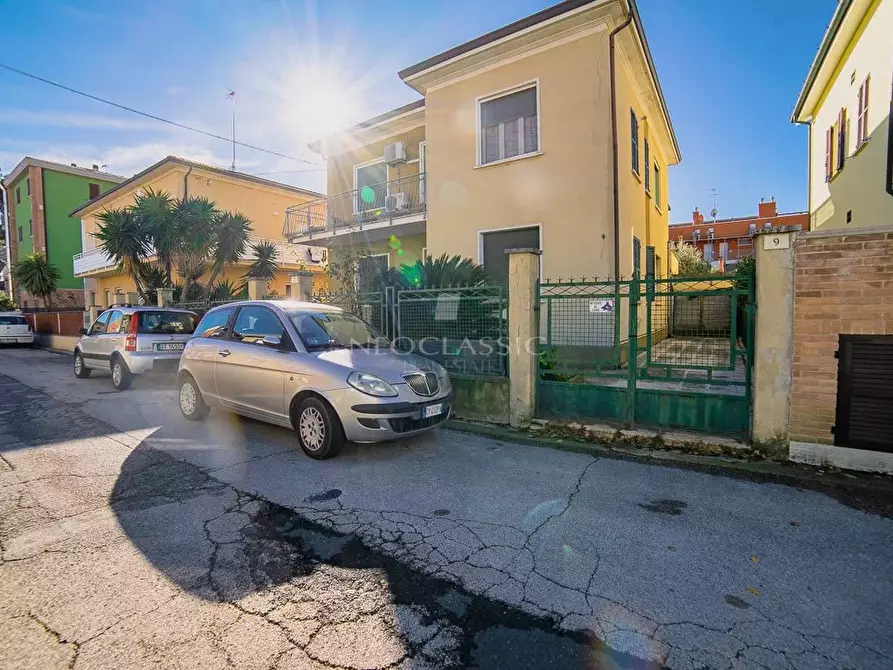 Immagine 1 di Casa trifamiliare in vendita  in Via Mascagni a Senigallia