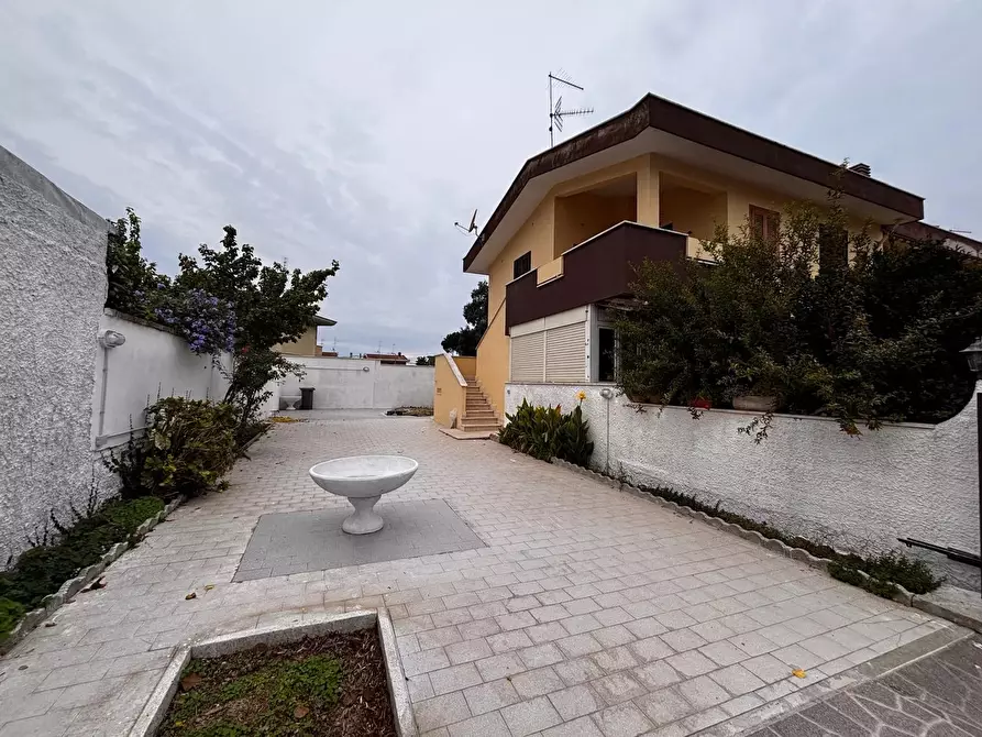 Immagine 1 di Casa trifamiliare in vendita  in Via delle Cinque Miglia a Anzio