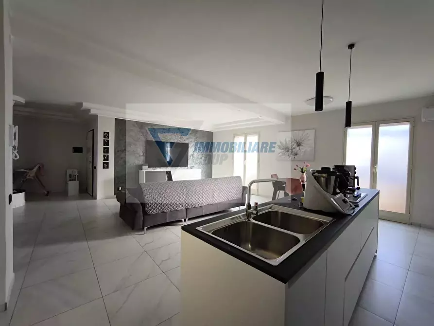 Immagine 10 di Casa trifamiliare in vendita  in Via Ippolito Nievo a Siracusa