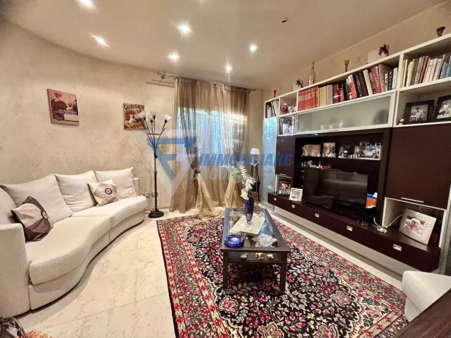 Immagine 1 di Casa trifamiliare in vendita  in Via Monte Pellegrino a Siracusa