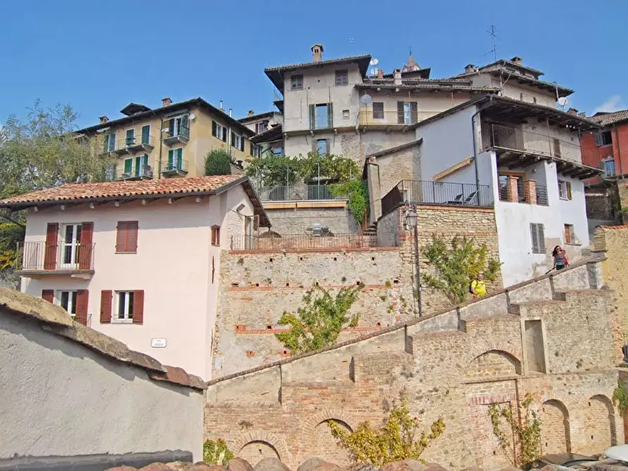 Immagine 1 di Casa trifamiliare in vendita  a Monforte D'alba