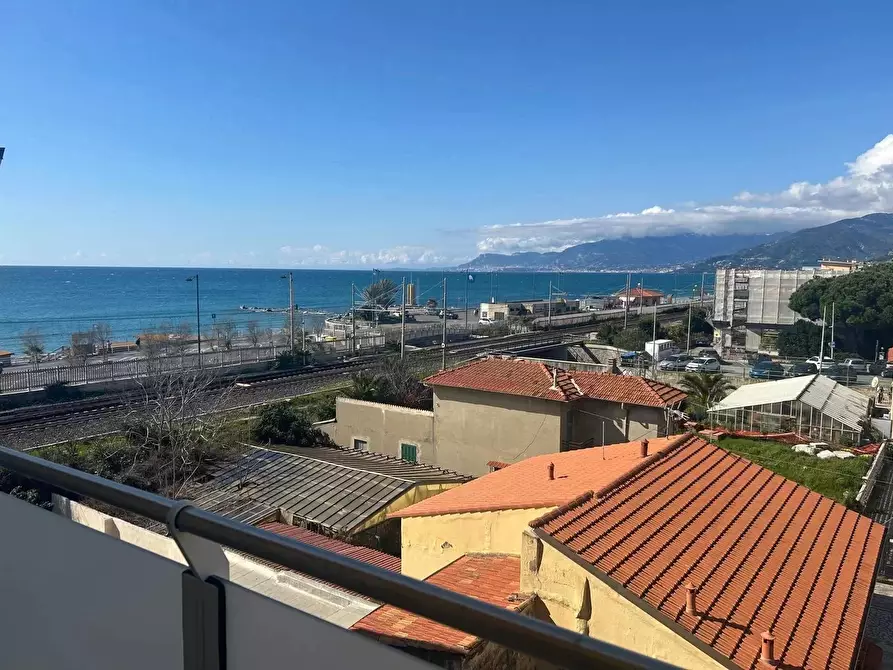 Immagine 1 di Casa trifamiliare in vendita  in Via Vittorio Emanuele II a Bordighera