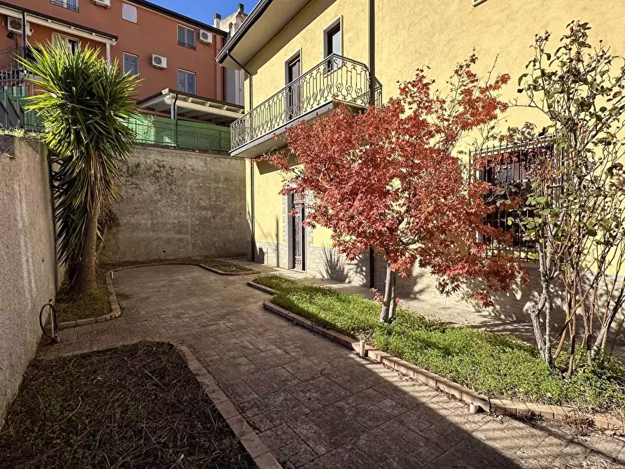 Immagine 27 di Casa trifamiliare in vendita  in Viale della Repubblica, 34 a Altomonte