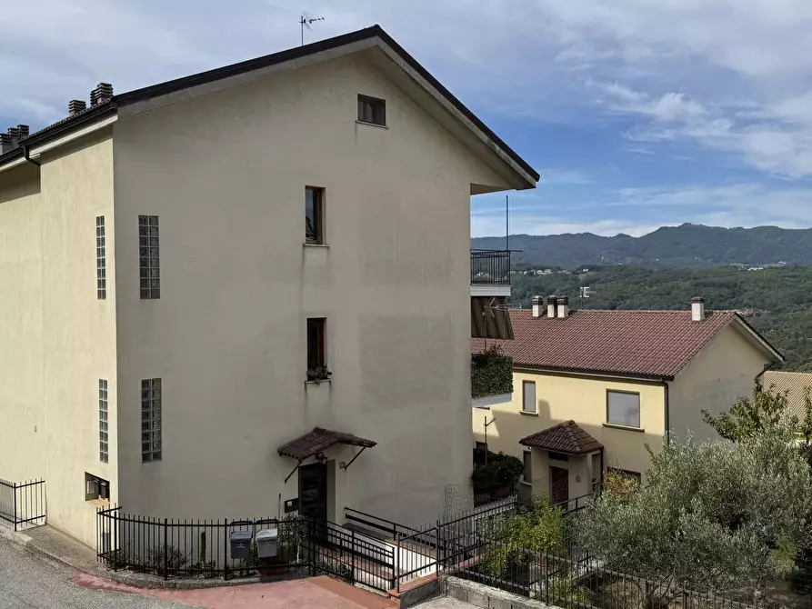 Immagine 2 di Casa trifamiliare in vendita  in Via Vincenzo Gallo, 68 a Rogliano