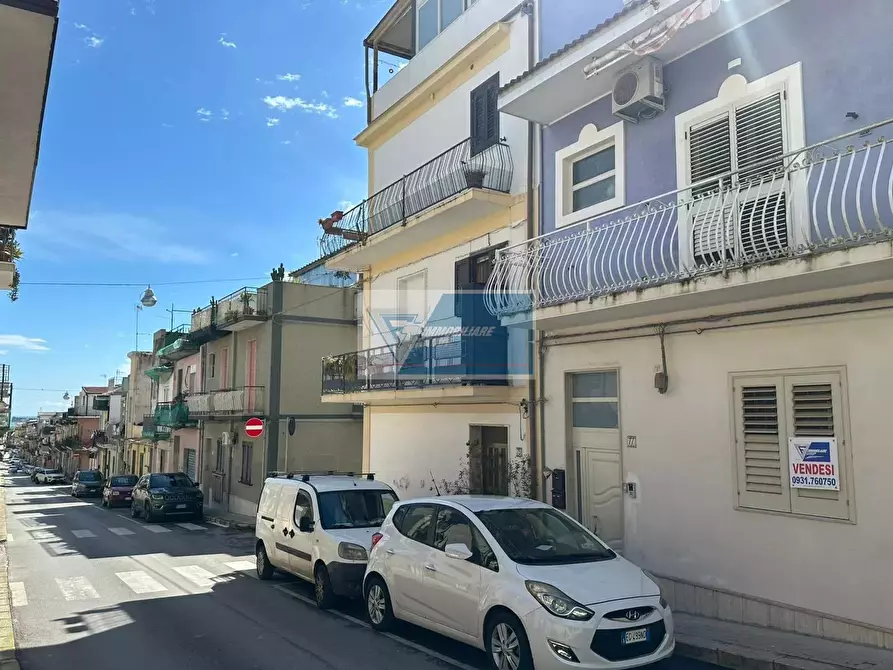 Immagine 2 di Casa trifamiliare in vendita  a Buccheri