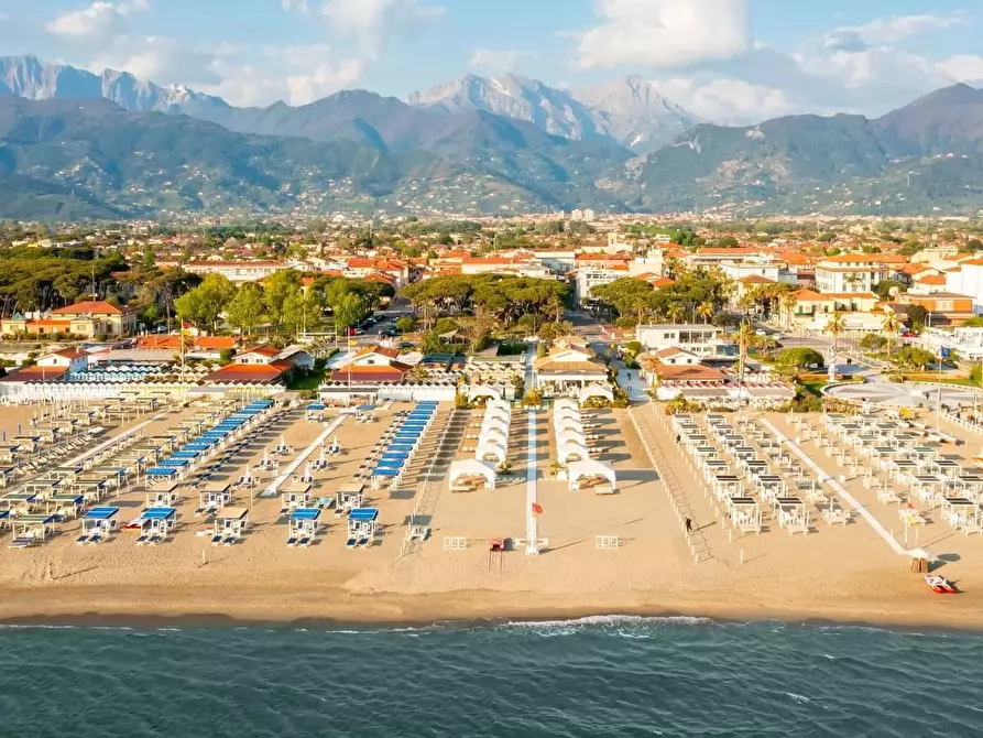 Immagine 1 di Casa trifamiliare in vendita  a Forte Dei Marmi