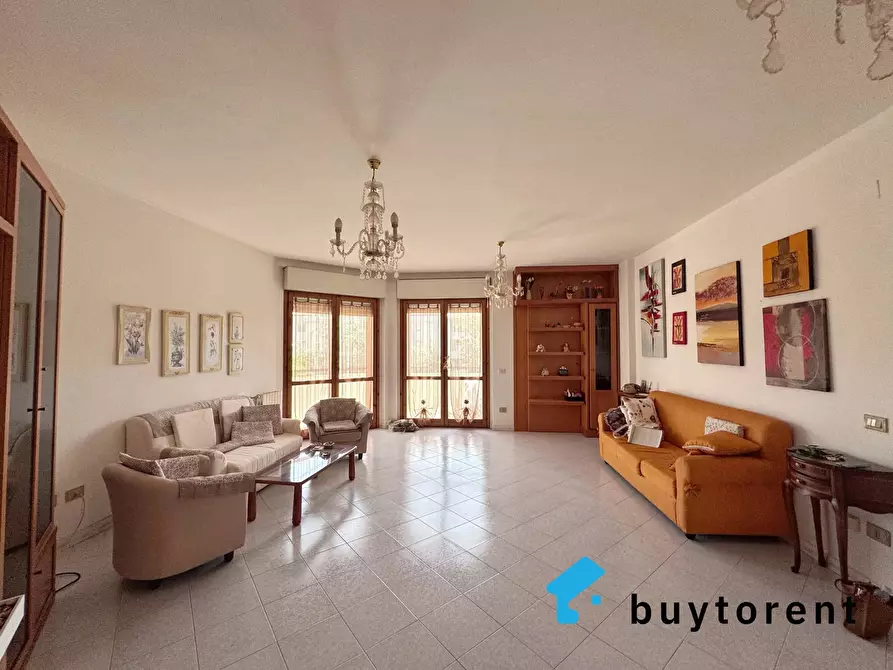 Immagine 2 di Casa trifamiliare in vendita  in Via Monsignor Cogoni, 1 a Oristano