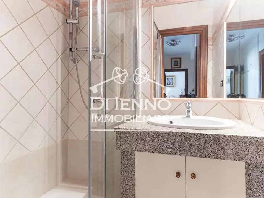 Immagine 25 di Casa trifamiliare in vendita  in Via Cairano a Roma