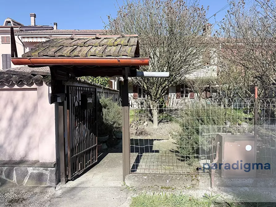 Immagine 1 di Casa trifamiliare in vendita  in Via Valenza a Alluvioni Cambio'