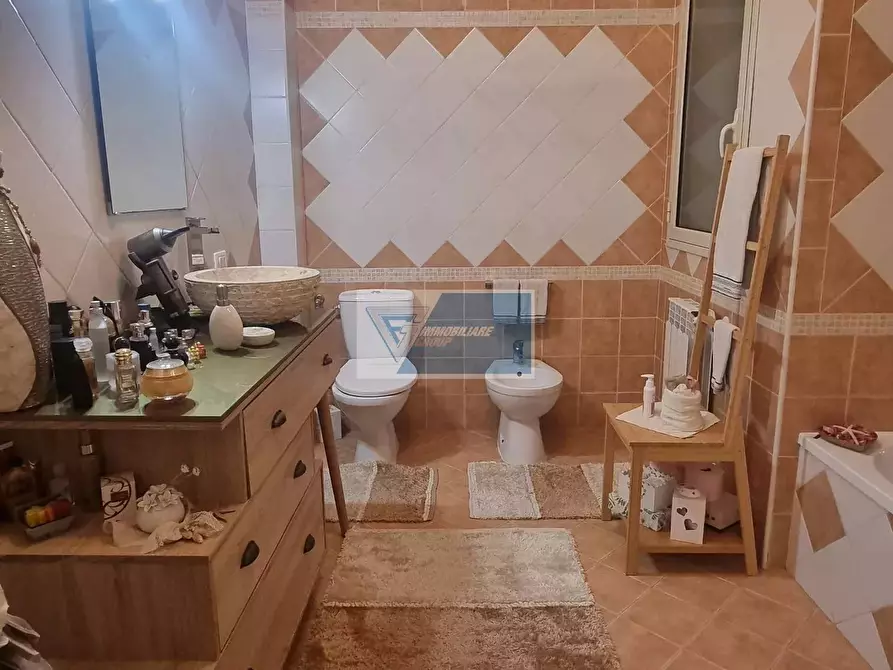 Immagine 7 di Casa trifamiliare in vendita  in Piazza Carlo Cavarra, 10 a Buccheri