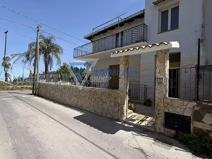 Immagine 1 di Casa trifamiliare in vendita  in Via Chiaramonte Gulfi a Siracusa