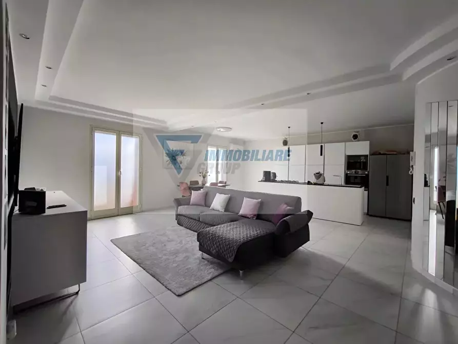 Immagine 1 di Casa trifamiliare in vendita  in Via Ippolito Nievo a Siracusa