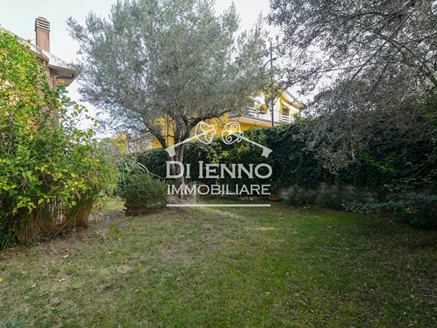 Immagine 3 di Casa trifamiliare in vendita  in Via Riserva del Bagno, 10 a Roma