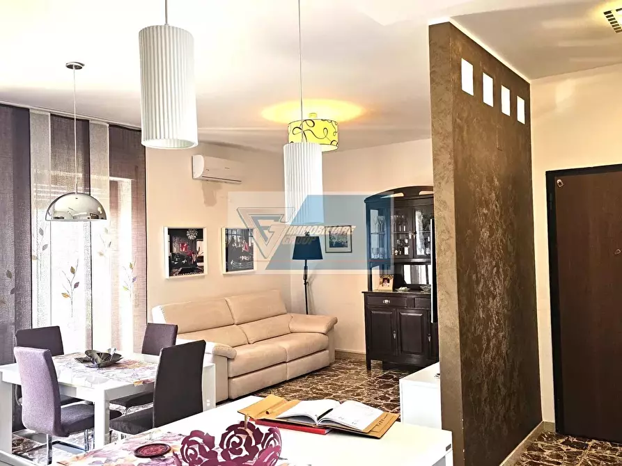 Immagine 2 di Casa trifamiliare in vendita  in Viale Teracati, 110 a Siracusa